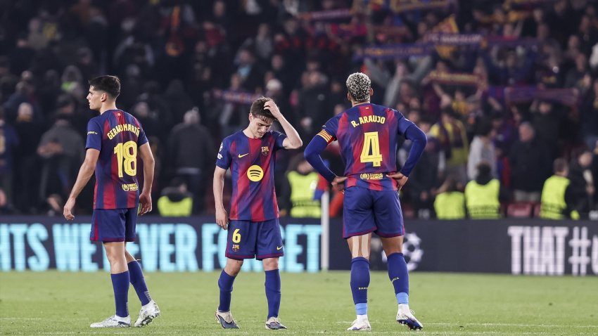 Gavi, del FC Barcelona, luce cabizbajo tras la derrota de su equipo en el partido de ida de los cuartos de final de la UEFA Champions League 2025/26, encuentro disputado entre el FC Barcelona y el Atlético de Madrid en el estadio Spotify Camp Nou.