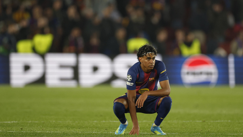 El delantero del FC Barcelona, Lamine Yamal, a la finalización del encuentro correspondiente a la ida de los cuartos de final de la Liga de Campeones que han disputado este miércoles FC Barcelona y Atlético de Madrid en el estadio Camp Nou, en Barcelona