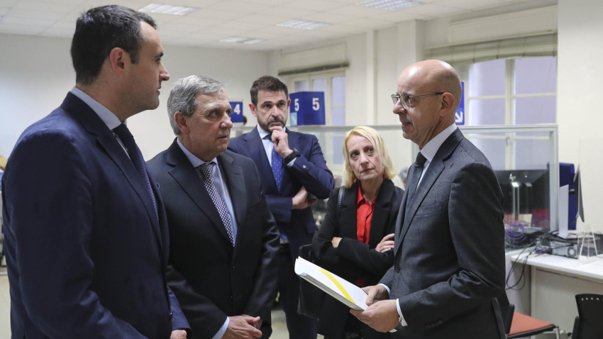 El consejero de Hacienda, Guillermo Peláez (i), con el delegado de la Agencia Tributaria en Asturias, José Ignacio Rollán (d)