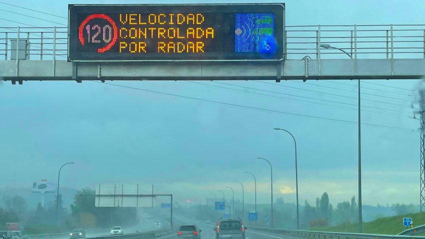 Conduciendo en un día lluvioso con una señal de aviso por radar de velocidad. Autopista A-1, Madrid.