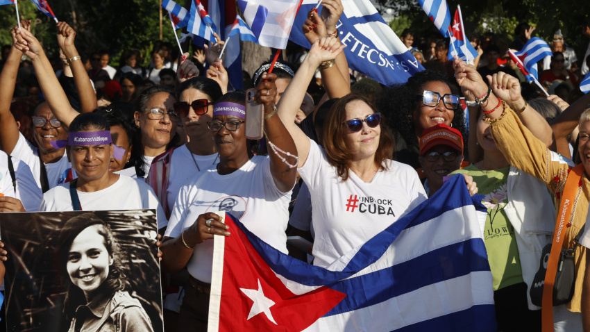 Personas participan en una manifestación este martes, en el parque Mariana Grajales en La Habana (Cuba)