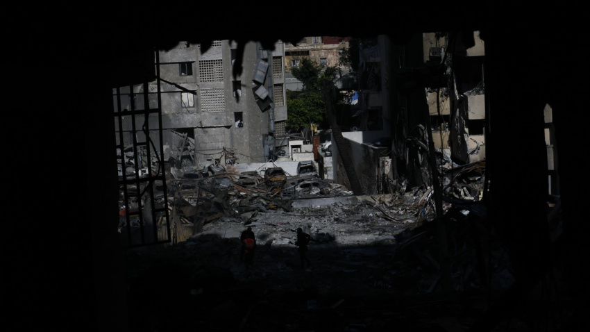 Vista de los escombros de un edificio y coches destruidos en un ataque aéreo israelí en el barrio de Corniche el-Mazraa de Beirut, Líbano.