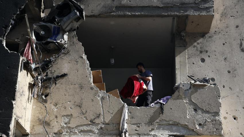 Un hombre inspecciona los restos de un edificio destruido por un ataque aéreo israelí en el barrio de Corniche el-Mazraa de Beirut, Líbano.