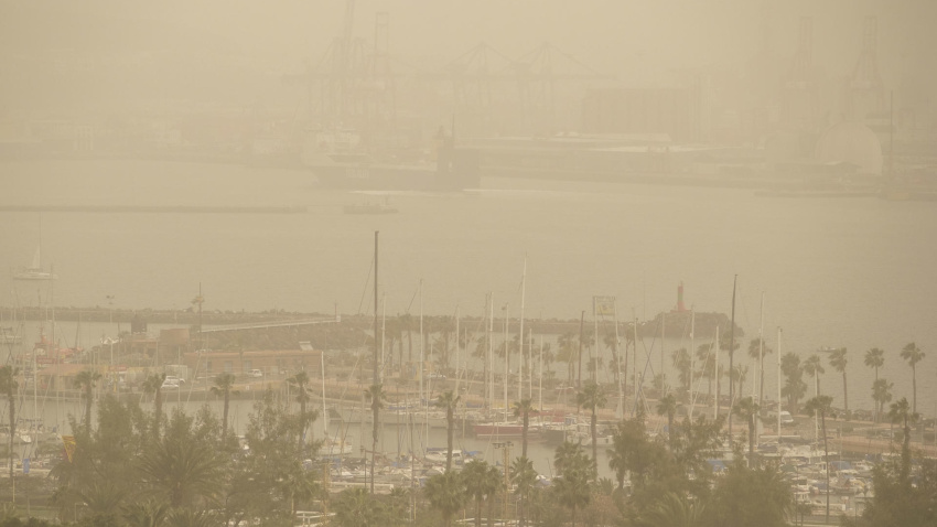 La ciudad de Las Palmas de Gran Canaria y el puerto al fondo con calima