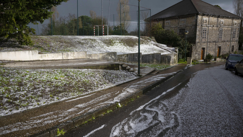Imagen de archivo de una granizada en una calle de la localidad cántabra de Hinojedo