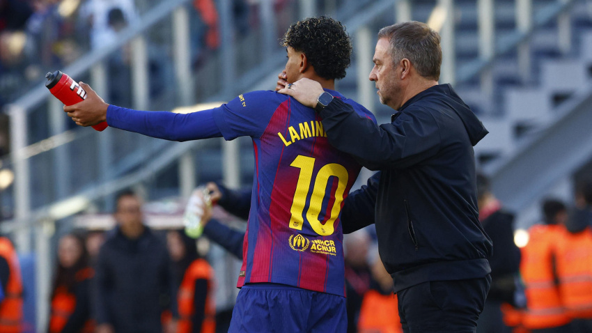 El entrenador del Barcelona, el alemán Hansi Flick, da instrucciones al delantero Lamine Yamal durante el partido contra el Mallorca