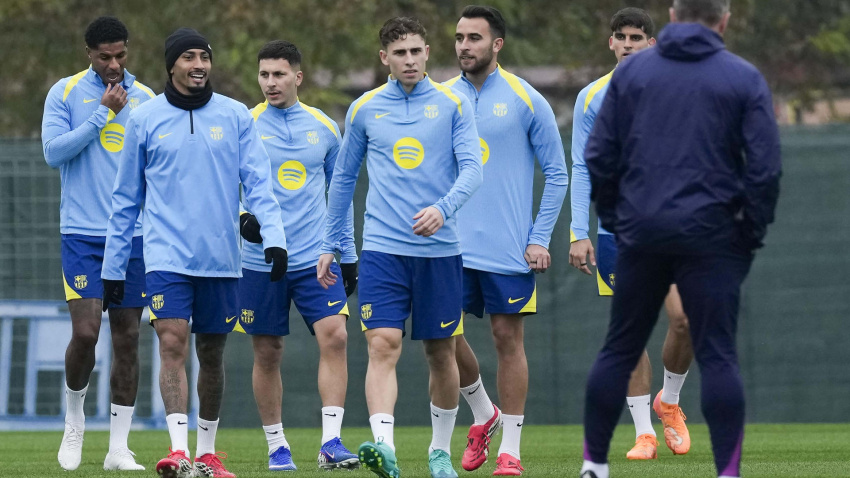 Los jugadores y el técnico alemán Hansi Flick (d) durante un entrenamiento del primer equipo