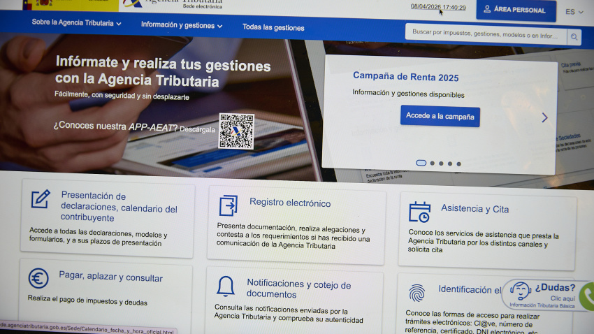 Una persona hace el borrador de su declaración de la renta en un ordenador