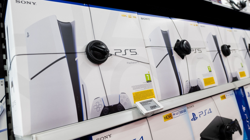 Varios modelos de PlayStation 5 en las estanterías de una tienda.