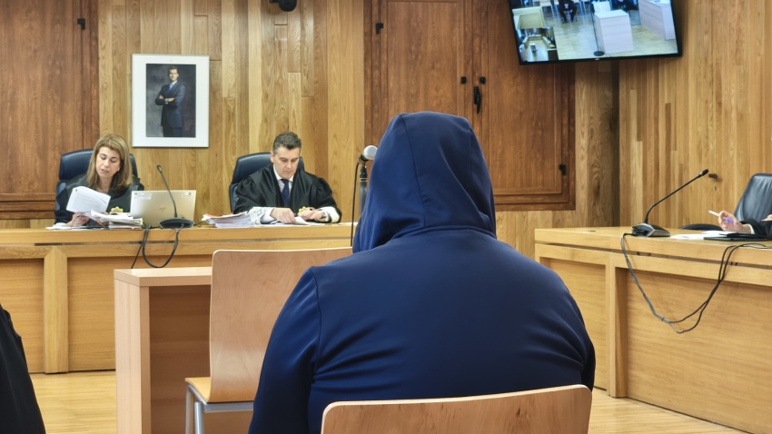 El acusado escucha el relato de los hechos en la voz de la presidenta de la Audiencia de Lugo, la magistrada Sandra Piñeiro