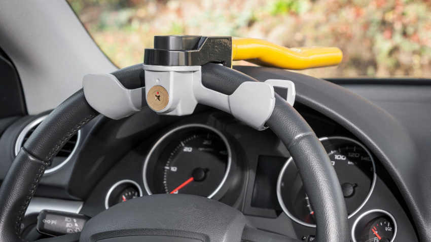 Bloqueo del volante en un coche con volante a la izquierda