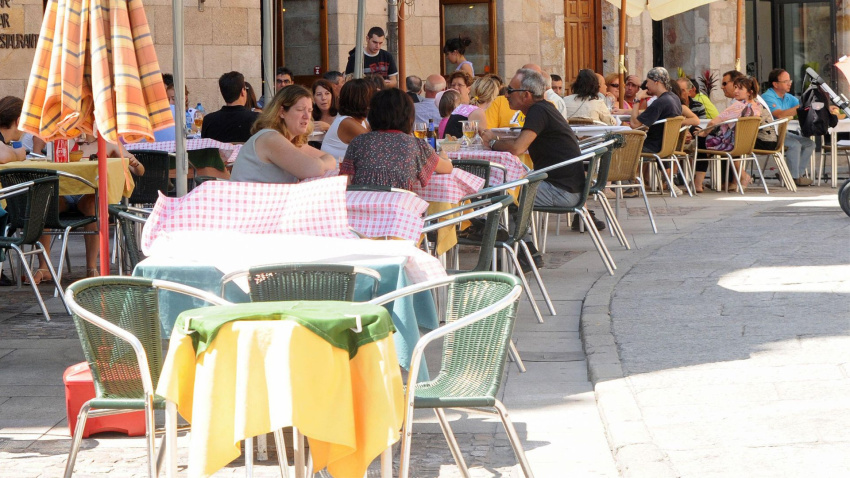 Terraza de un restaurante en España, imagen de archivo