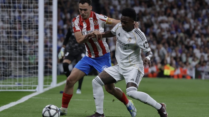Vinicius intenta robar el balón a Arnau Martínez durante el Real Madrid - Girona