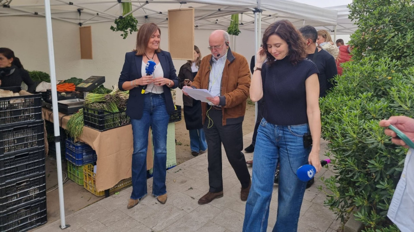 César Lumbreras y la presidenta de la Comunidad de Madrid pasean por el 'Día de Mercado' que organiza la Cámara Agraria de Madrid