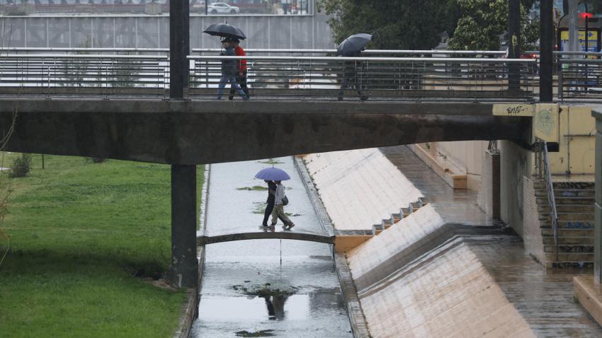 Personas se protegen de la lluvia con un paraguas este miércoles en Málaga
