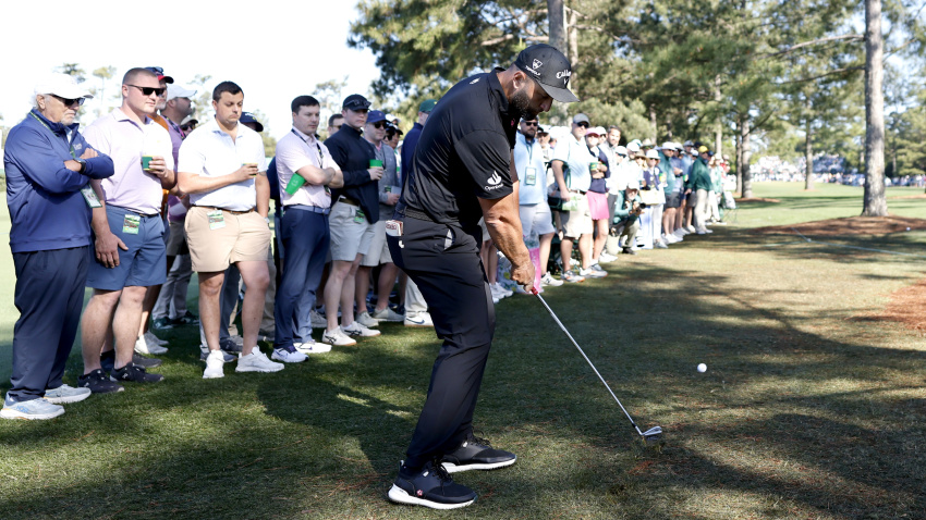 Jon Rahm golpea la bola en la segunda jornada del Masters de Augusta.