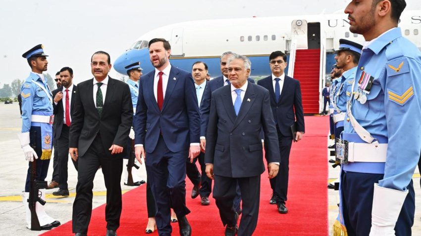 El vicepresidente de Estados Unidos, JD Vance (C), camina junto al jefe de las Fuerzas de Defensa y jefe del Estado Mayor del Ejército de Pakistán, el mariscal de campo Asim Munir (I), y el viceprimer ministro y ministro de Asuntos Exteriores pakistaní, Mohammad Ishaq Dar (D), a su llegada al aeropuerto de Islamabad, Pakistán.