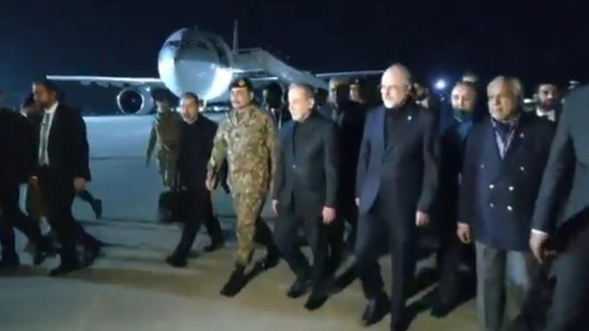 El ministro de Relaciones Exteriores de Irán, Abbas Araghchi (c), junto al presidente del Parlamento iraní, Mohammad Bagher Qalibaf (3-d), a su llegada este viernes, a Islamabad (Pakistán)