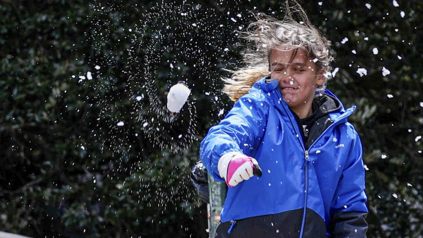 Una niña juega con la nieve en la Serra de Tramuntana, en Mallorca