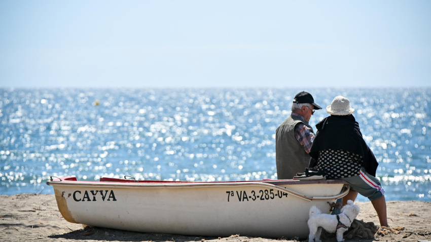 Dos jubilados disfrutan del buen tiempo en la playa de El Zapillo en Almería