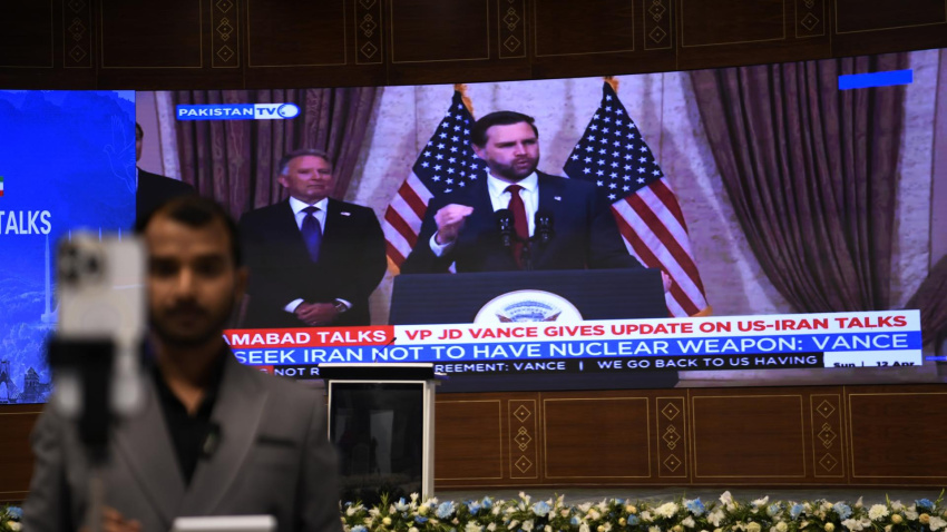 El vicepresidente de Estados Unidos, JD Vance, habla con los periodistas durante un discurso televisado antes de partir de Islamabad, Pakistán.