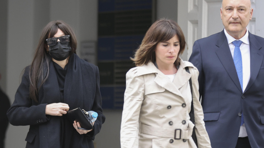 Jessica Rodríguez (izda), expareja del exministro José Luis Ábalos, sale del Tribunal Supremo donde ha comenzado el juicio contra Ábalos, su exasesor Koldo García y el empresario Víctor de Aldama por el caso de las mascarillas, una presunta trama de corrupción para lucrarse con material sanitario durante la pandemia