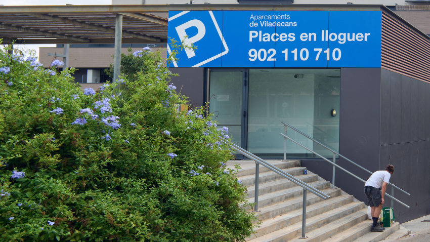 La entrada a un aparcamiento en Viladecans
