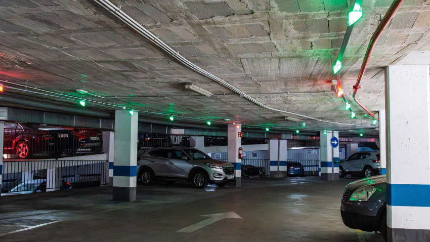 Este aparcamiento en Frigiliana tiene luces rojas y verdes en el techo para indicar si hay una plaza libre o no. España