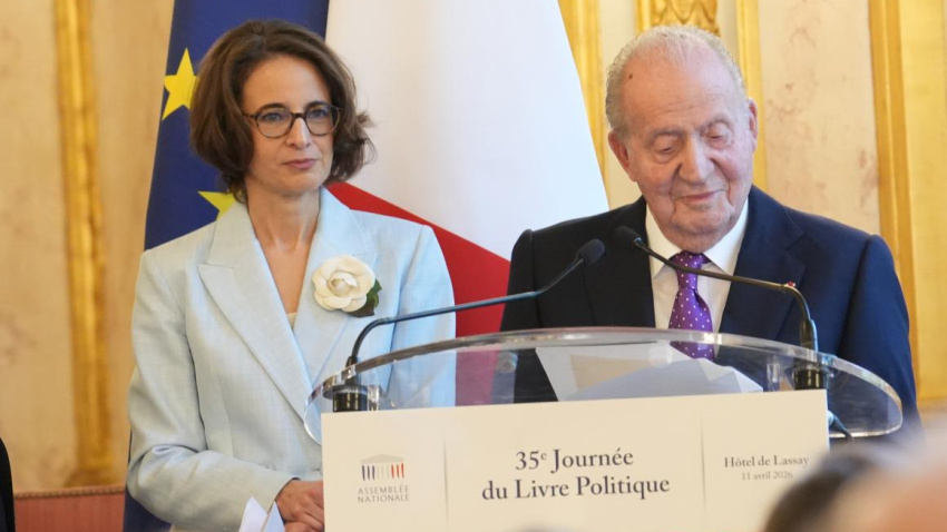 Juan Carlos I durante la entrega de un premio literario por su libro de memoriasEuropa Press