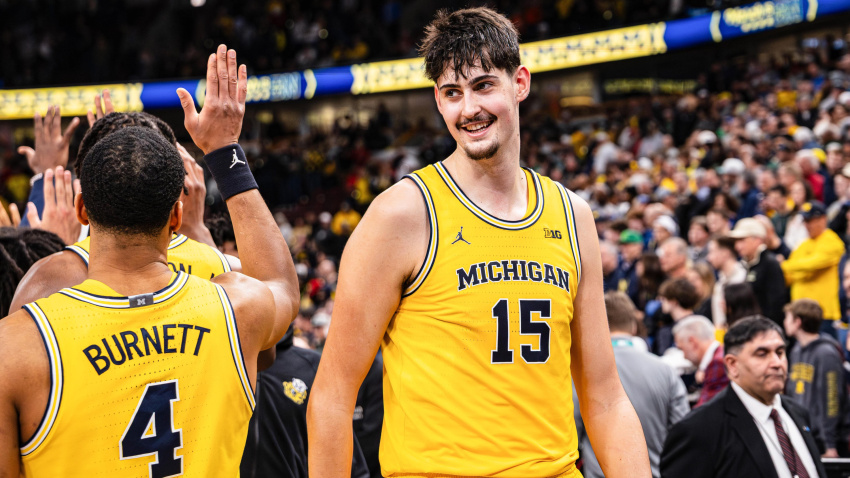 El jugador de baloncesto de Michigan, ADAY MARA, celebra tras la conclusión del partido de semifinales del Torneo de Baloncesto Masculino TIAA Big Ten 2026, donde Michigan derrotó a Wisconsin 68-65 en el United Center.