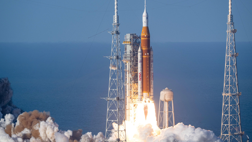 El cohete tripulado Artemis II despegando desde el Centro Espacial Kennedy en Merritt Island, Florida.