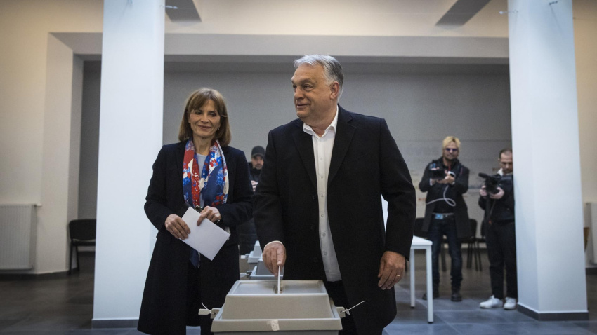 El primer ministro húngaro, Viktor Orbán (derecha), líder y candidato a primer ministro del partido gobernante Fidesz, y su esposa, Aniko Levai (izquierda), emitiendo sus votos en las elecciones generales en Budapest, Hungría.