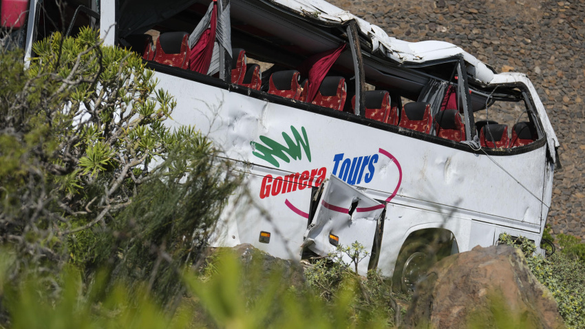 San Sebastián de La Gomera, 12/04/2026.- La investigación del accidente de guagua en La Gomera incluye el análisis del tacógrafo y la recopilación de testimonios de pasajeros y testigos, según ha informado este domingo el director insular de la Administración General del Estado en la isla, Juan Luis Navarro. En la imagen, el autobús accidentado este domingo en los alrededores de San Sebastián de La Gomera. EFE/Alberto Valdés
