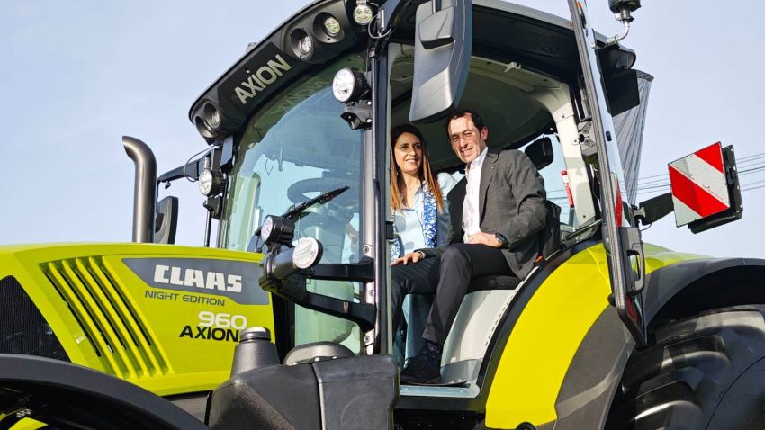 La conselleira do Medio Rural y el alcalde de Cospeito subidos en uno de los tractores expuestos en la Moexmu
