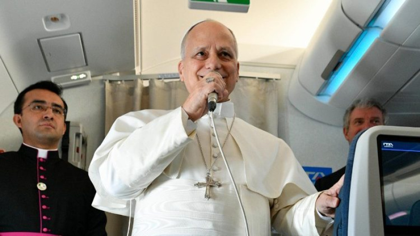 El Papa León XIV habla con la prensa en el avión papal
