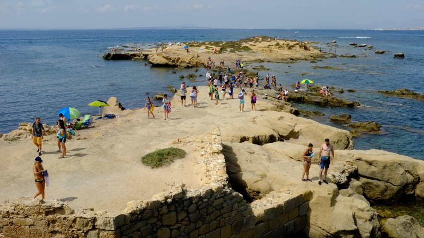 Gente veraneando en Tabarca