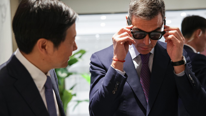 El presidente del Gobierno español, Pedro Sánchez (derecha), prueba unas gafas inteligentes Xiaomi en presencia del fundador, presidente y director ejecutivo de Xiaomi, Lei Jun, durante una visita a la sala de exposiciones en la sede de Xiaomi en Pekín, China.