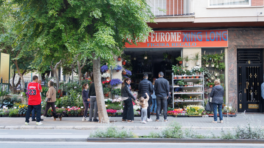 Gente comprando en un bazar chino en Alcoy.