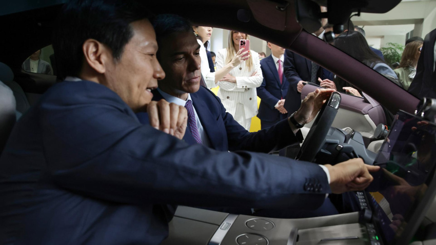 FOTODELDÍA PEKÍN (China), 13/04/2026.- Lei Jun (i), fundador, presidente y director ejecutivo de Xiaomi, muestra un coche Xiaomi YU7 al presidente del Gobierno español, Pedro Sánchez (2i), en la sede de Xiaomi en Pekín, China, este lunes. Sánchez se encuentra de visita oficial en China hasta el 15 de abril de 2026. EFE/ Andres Martinez Casares / POOL