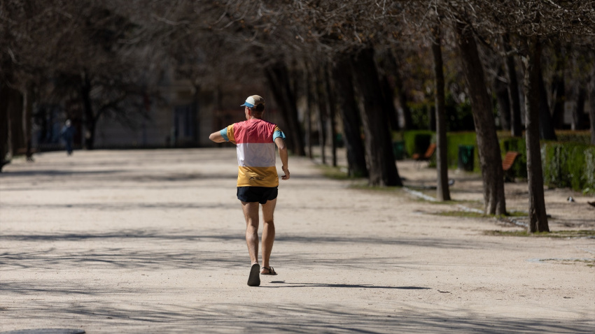 Una persona corriendo por un parque en Madrid (España)