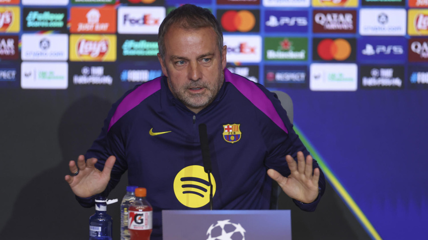 El entrenador del Barcelona, el alemán Hansi Flick, durante la rueda de prensa ofrecida este lunes en el estadio Metropolitano, en la víspera del partido de vuelta de cuartos de final de la Liga de Campeones que disputan ante el Atlético de Madrid