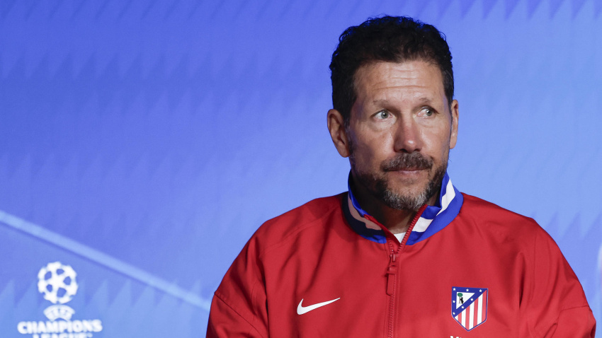El entrenador del Atlético de Madrid Diego Pablo Simeone durante la rueda de prensa tras el entrenamiento del equipo previo partido Champions League contra el FC Barcelona en el Centro Deportivo de Majadahonda, Madrid