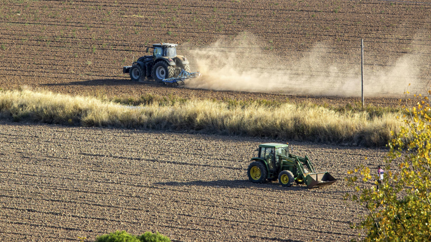 Un agricultor prepara la tierra para la siembra del cereal en La Rioja, imagen de archivo