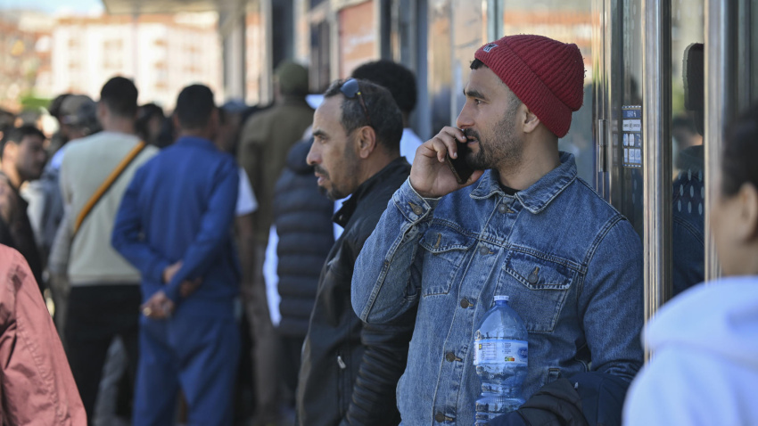 El entorno del Consulado de Marruecos en Almería registra desde hace días colas masivas de centenares de ciudadanos que buscan obtener su certificado de antecedentes penales