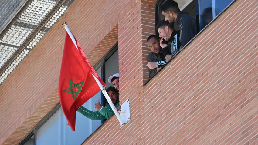 Ciudadanos marroquíes esperan en el interior del Consulado de Marruecos en Almería a la espera de obtener su certificado de antecedentes penales para la regularización extraordinaria de migrantes