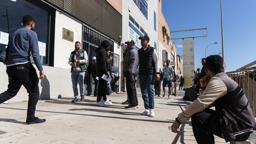 Ciudadanos marroquíes acuden al consulado rifeño en Almería para documentarse ante la regularización impulsada por el Gobierno