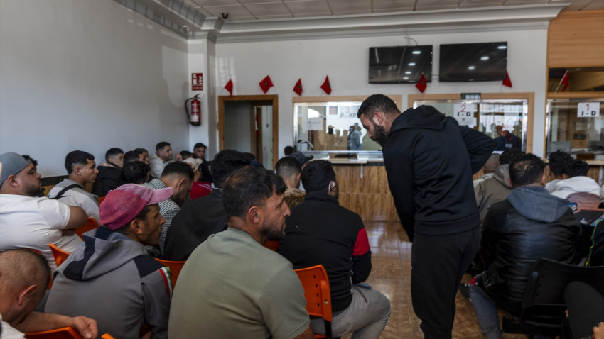 Ciudadanos marroquíes acuden al consulado rifeño en Almería para documentarse ante la regularización impulsada por el Gobierno