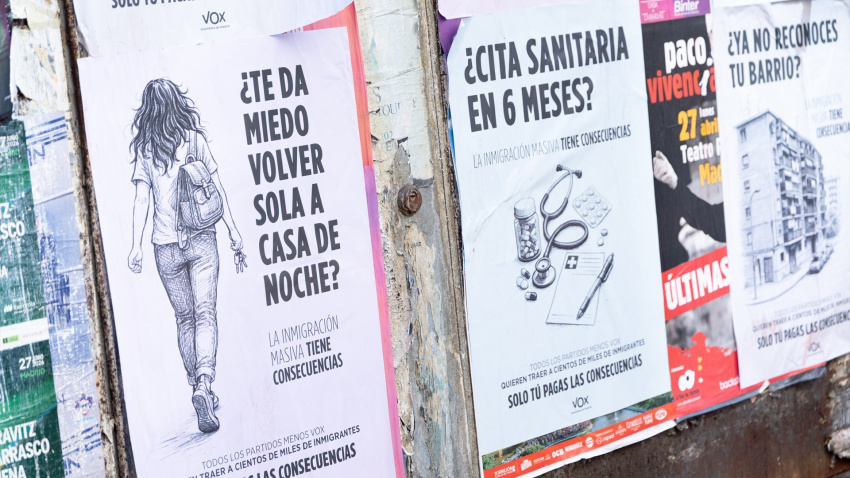Carteles de la campaña ‘La inmigración masiva tiene consecuencias’, frente al Congreso de los Diputados, a 14 de abril de 2026, en Madrid (España). Vox ha anunciado este martes que actuará "en todos los frentes" ante la regularización extraordinaria de migrantes que el Consejo de Ministros tiene previsto aprobar este martes y para "exigir prioridad para los españoles"
