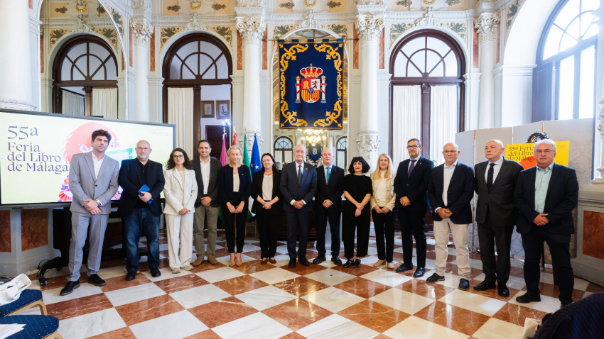 Foto de familia de los organizadores de la Feria del Libro