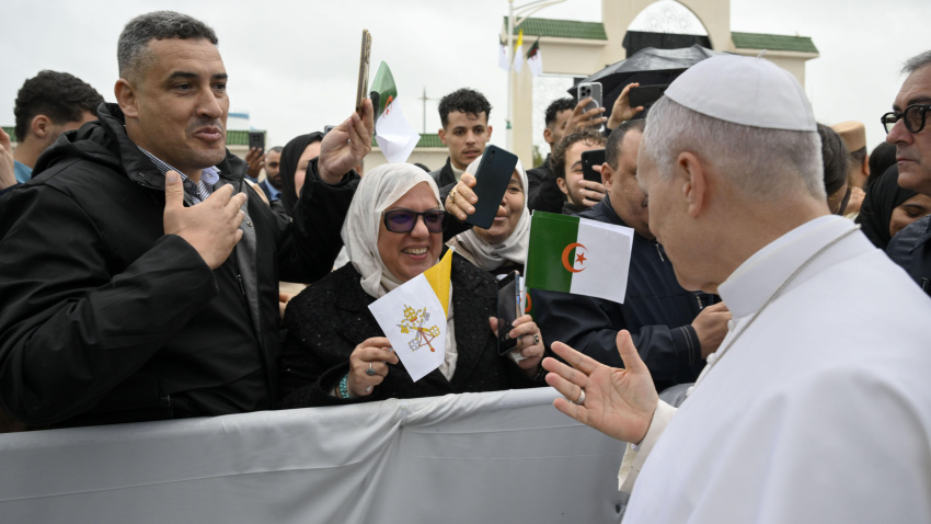 El papa León XIV a su llegada a Annaba, Argelia.